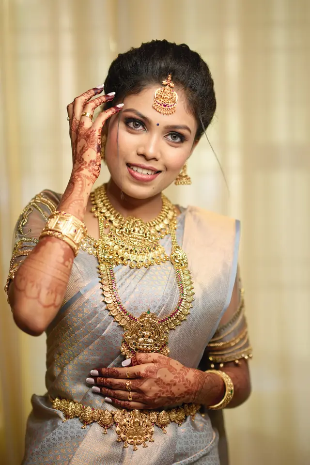 Kerala bride in an ivory silk saree wearing traditional gold jewellery